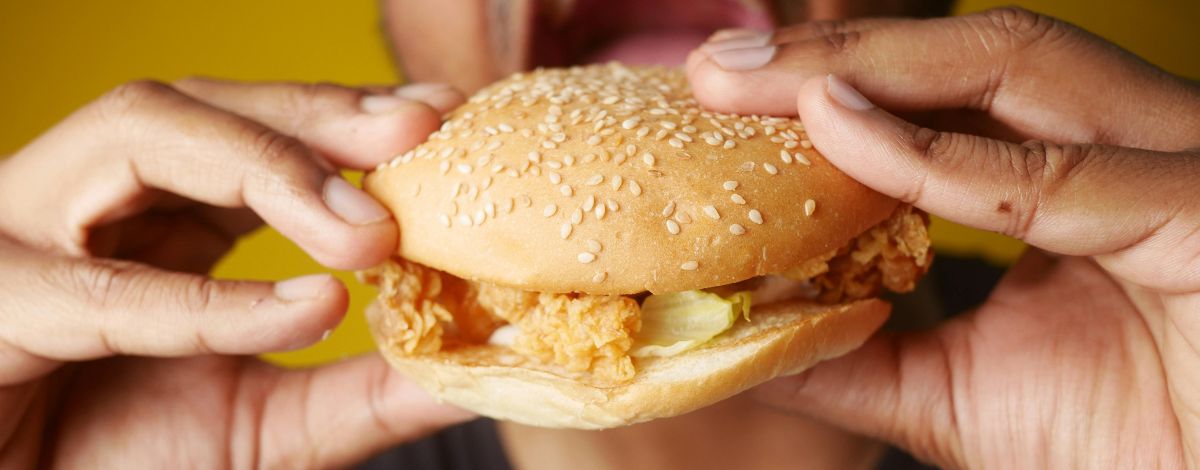 Binge eating: cos’è il disturbo da alimentazione incontrollata